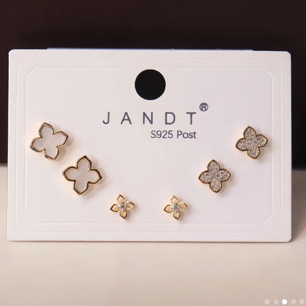 Simple and Cute Four Petal Flower Design Earrings - Picture 2 of 2